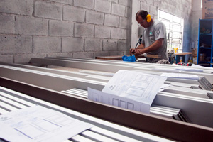 Setor de  portas em perfil de alumínio para móveis Rio Vidros 